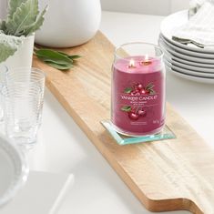 Yankee Candle Dišeča sveča Signature v steklu velika Black Cherry 567 g