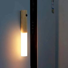 Netscroll Prenosna nočna svetilka z senzorjem gibanja, elegantna lesena LED, USB polnjenje, idealna za zunaj ali notri: terasa, dom, pisarna in spalnica, prihranek energije, leseni ročaj z magnetom, WallSensor