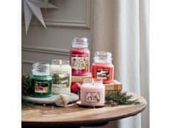 Yankee Candle Klasična dišeča sveča v srednjem steklenem ohišju Letters To Santa 411 g