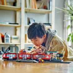 LEGO City 60423 tramvaj in postajališče v središču mesta