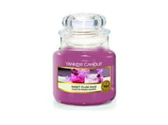 Yankee Candle Aromatična sveča Classic small Sweet Plum Sake 104 g