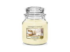 Yankee Candle Aromatična sveča Classic medium Soft Wool & Amber 411 g