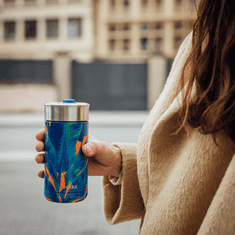 QUOKKA Quokka Boost Coffee Tumbler - Termo vrč iz nerjavečega jekla s pivnikom 400 ml (Modra džungla)