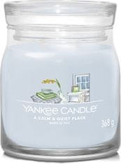 Yankee Candle Dišeča sveča Signature v steklenem mediju in Calm & Quiet place 368g