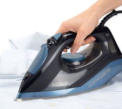 Black+Decker Parna likalna naprava Black+Decker BXIR2801E, 2800 W, ergonomična zasnova, funkcija proti kapljanju, cerilijska podloga, 180 g/min.