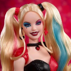 Mattel  Signature Harley Quinn – Kolekcionarska Lutka z Gibljivim Telesom, Ikonično Obleko in Kladivom, Del DC Batman 85. Obletnice (HRM84)