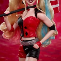 Mattel  Signature Harley Quinn – Kolekcionarska Lutka z Gibljivim Telesom, Ikonično Obleko in Kladivom, Del DC Batman 85. Obletnice (HRM84)