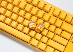 Ducky Ducky One 3 Gaming Tipkovnica USB QWERTY Angleška Rumena z RGB Osvetlitvijo in Mehanskimi Stikali Cherry MX Red