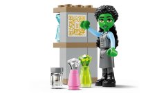 LEGO LEGO WICKED 75681: Glinda, Elphaba in Nessarose na Univerzi Shiz, 304 delov, 3 minifiguri, priporočena starost 7+ let