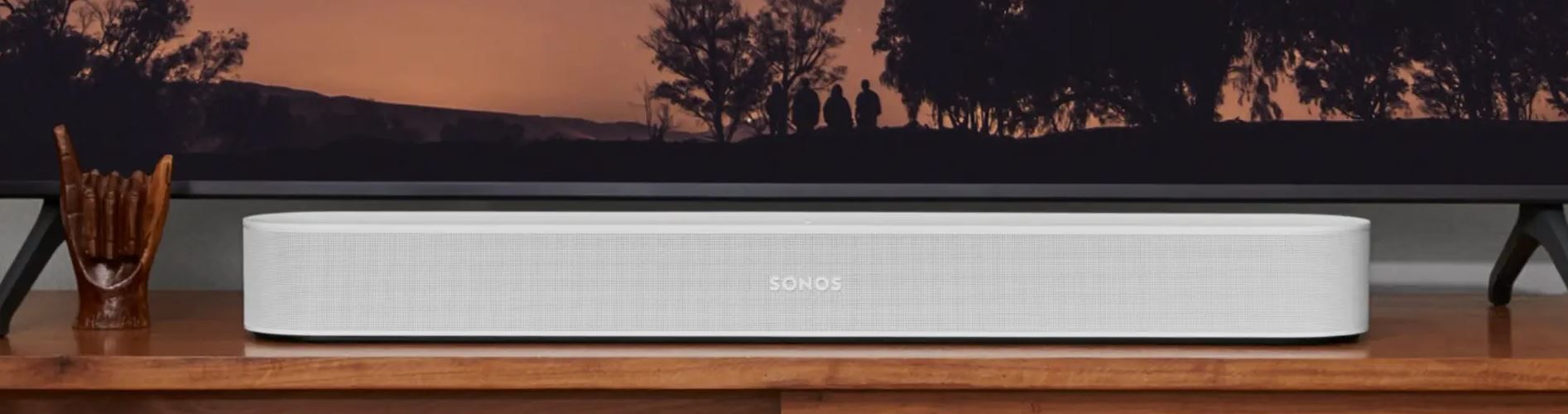  Edinstvena minimalistična zvočna vrstica Sonos Beam 2 se ponaša z Wifi-jem, tehnologijo Apple Airplay 2, Dolby Atmos in podporo glasovnega nadzora Alexa in Google Assistant. 