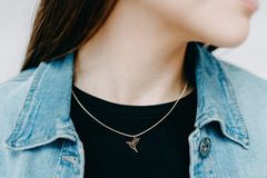 BeWooden ženska veriga Bird Steel Pendant roza