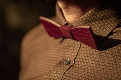 BeWooden Moški lesen metuljček Red Wine Bow Tie