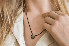 BeWooden ženske ogrlica z lesenim detajlom Apis Nox Necklace Heart črna